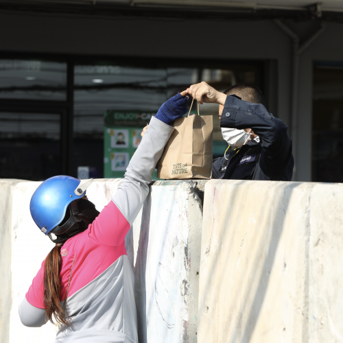 ความเสี่ยงและความอยู่รอดภายใต้สถานการณ์การระบาด ของโรคโควิด-19: กรณีศึกษากลุ่มอาชีพบริการส่งอาหาร